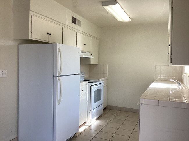 Building Photo - 4424-4426 E Dakota Ave