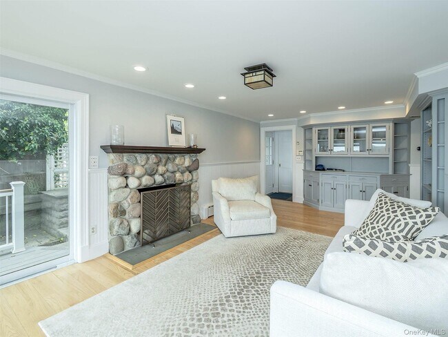 Building Photo - 24 Bay Ave