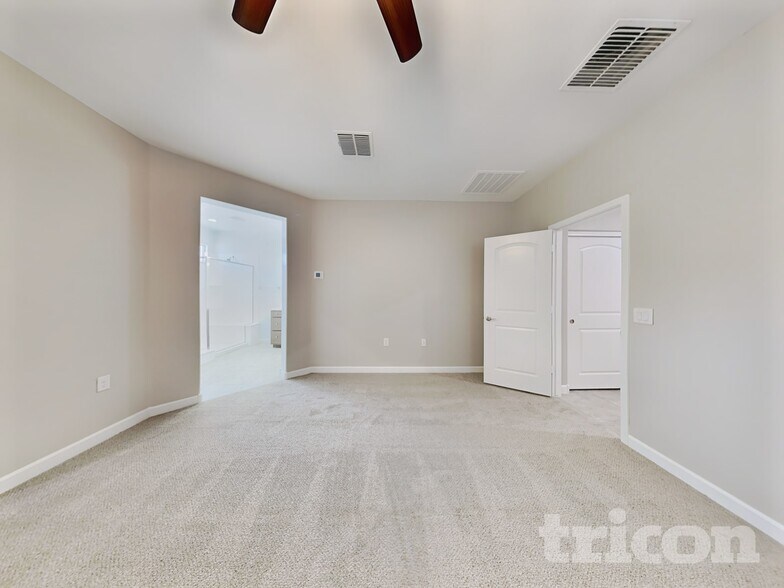 Building Photo - 30094 W Clarendon Ave