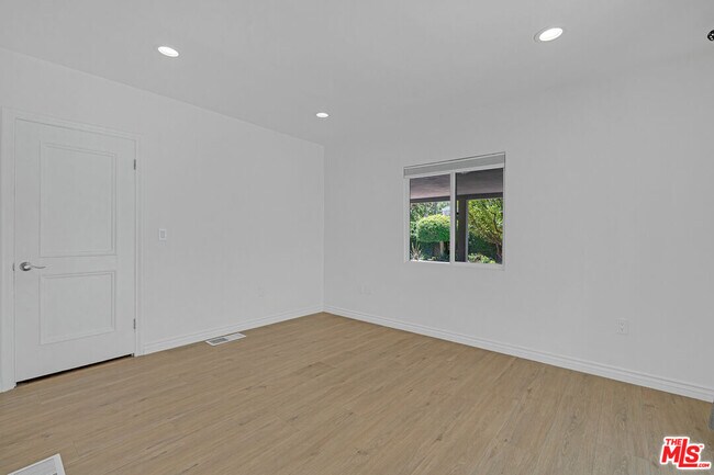 Building Photo - 621 N Bedford Dr
