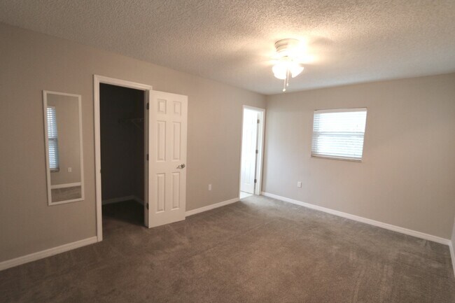 Building Photo - LOOK. Available now! 3bed,2bath, 2car Pine...