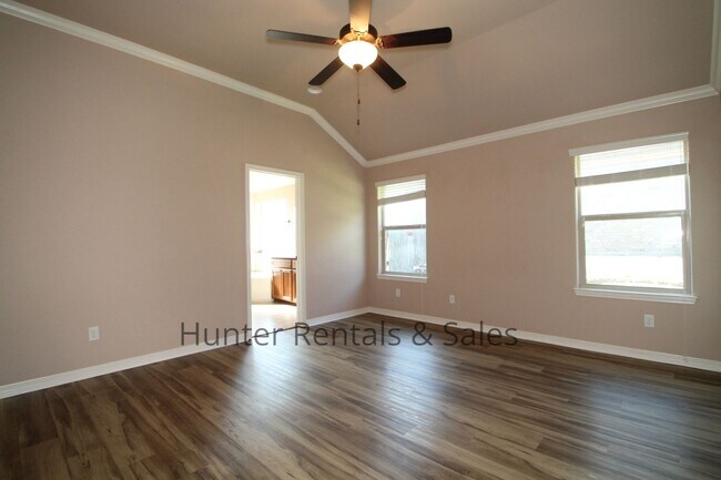 Building Photo - Evergreen Estates Beauty!