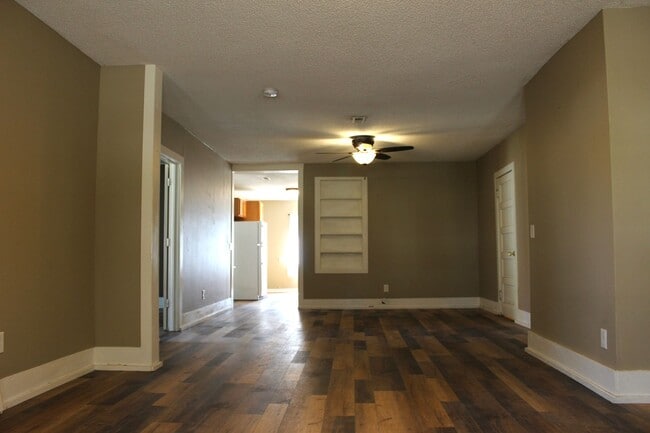 Building Photo - 3 Bedroom - one level