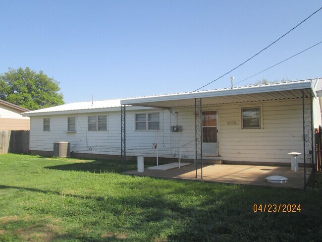 Building Photo - HOUSE -- 3 bedrooms, 2 bathrooms, Garage
