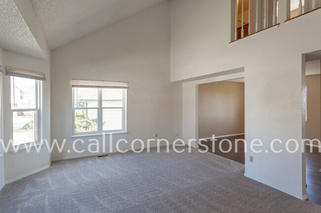 Building Photo - 940 Royal Crown Ln