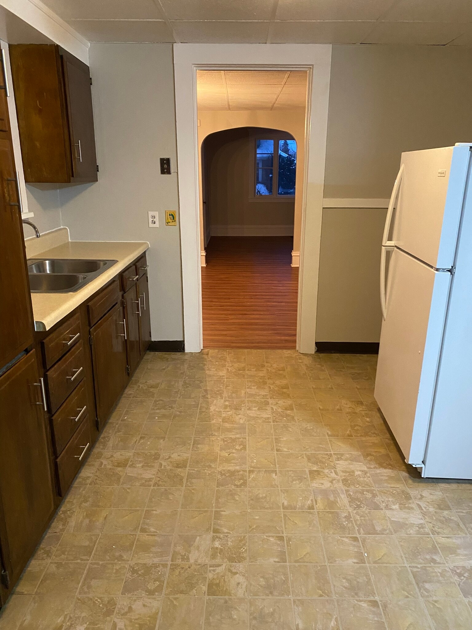 Kitchen - 30 Catlin Ave