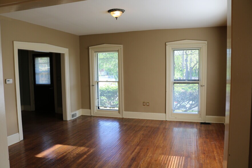 Building Photo - 1319 E 12th St