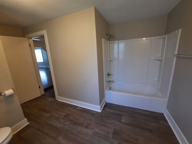 Building Photo - 3 Bedroom, 2 Bathroom Home with 1+ car attached garage