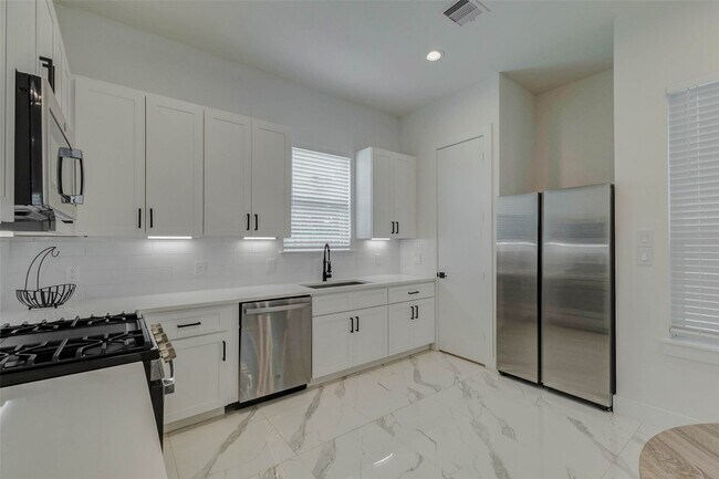 Building Photo - 5727 Elysian St