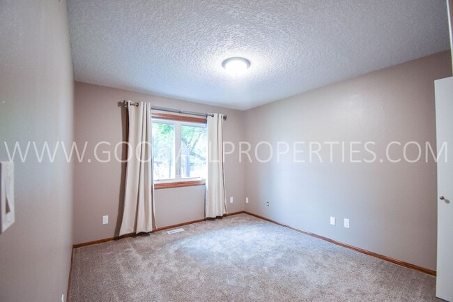 Building Photo - 2 Bedroom + Flex Rm/2 Bath Duplex with Garage
