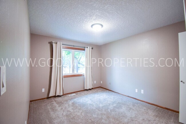 Building Photo - Rent Special !!! 2 Bedroom 2 Bath Duplex with additional flex room, garage, and a Fenced yard!!!