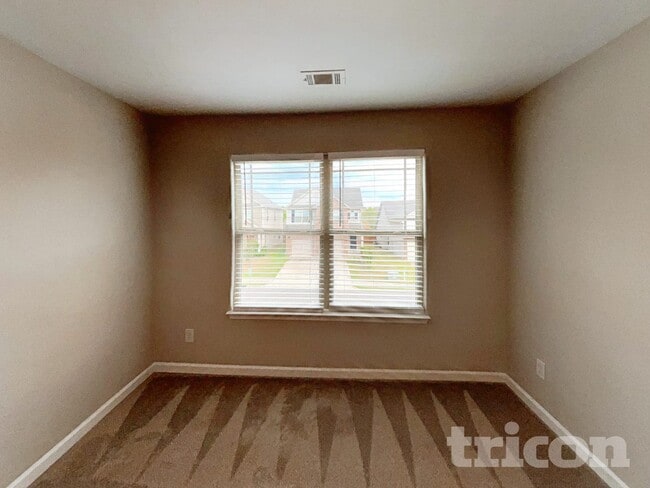 Building Photo - 120 Leland Ln