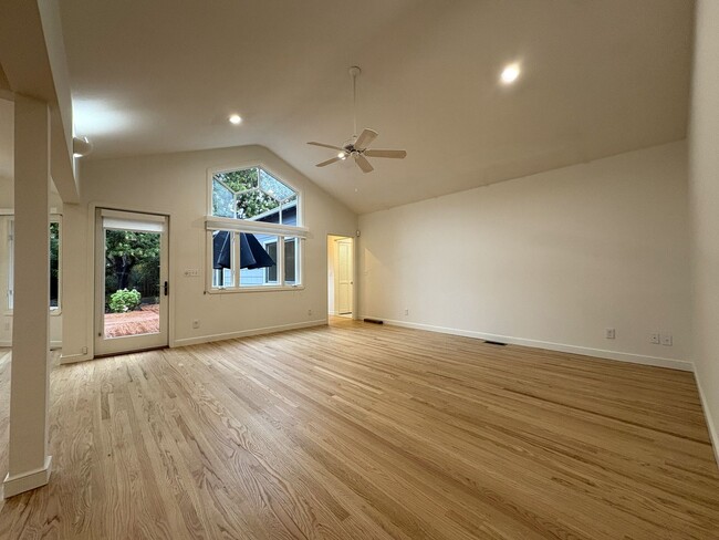 Building Photo - Beautifully Updated 3BD/2BA + Office Single-Family Home in Palo Alto