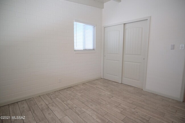 Building Photo - 919 N Catalina Ave