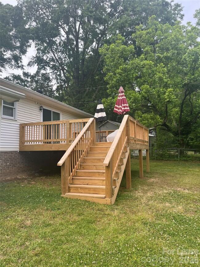 Building Photo - 311 Hillcrest Dr