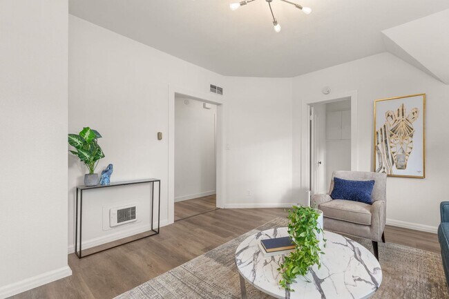 Building Photo - 405-409 2nd St