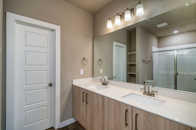 Building Photo - GORGEOUS 3 BEDROOM DUPLEX LOCATED IN MIDLO...