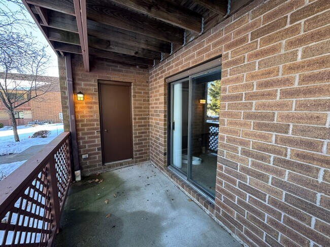 Building Photo - 8611 Scenicview Dr