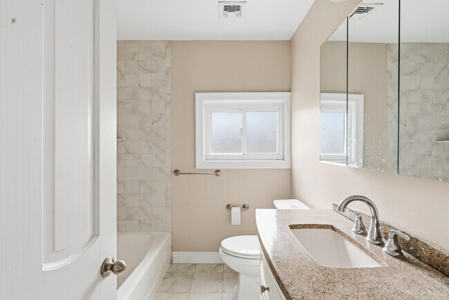 Building Photo - 168 Woodside Ave