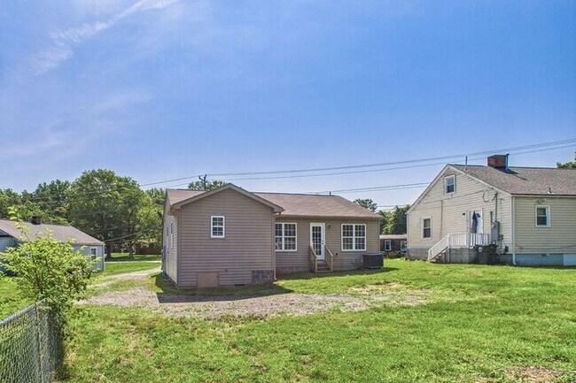 Building Photo - Beautifully Updated 3-Bedroom Home in Gree...