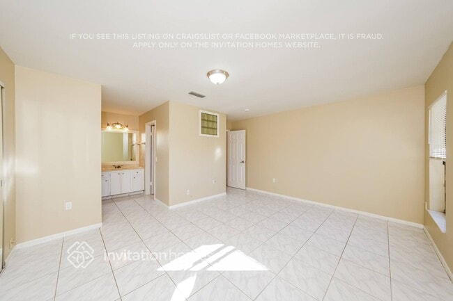 Building Photo - 2703 SW 5th St