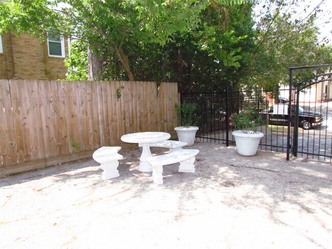 Building Photo - 2524 Binz St