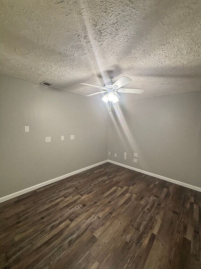 Building Photo - Newly Updated 4bd/3bth in Seymour!