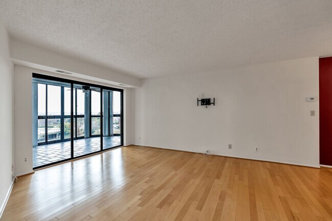 Building Photo - Luxurious 1 Bed 1 Bath Condo In Vibrant Belvedere