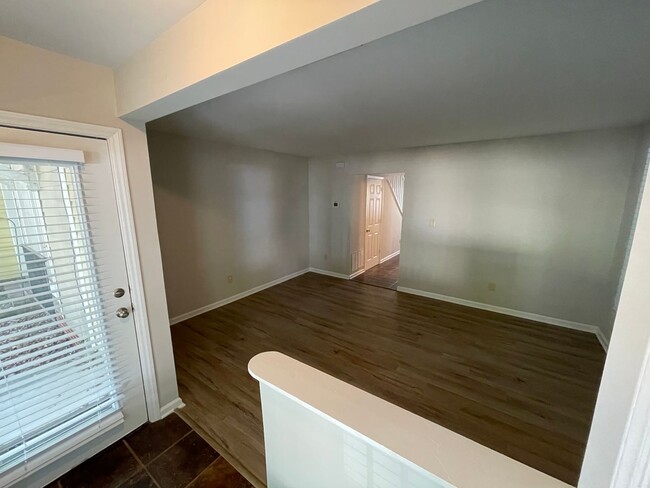 Building Photo - End Unit Townhome in Elizabeth/Plaza Midwood Area! ***50% discount for the first full month with ...