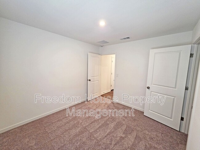 Building Photo - 663 Huyana Wind Dr