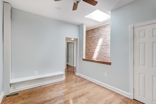Building Photo - 806 S Clinton St