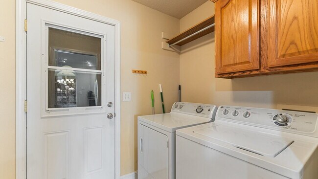 Building Photo - "Lovely 3-Bed Home with Granite Kitchen & ...