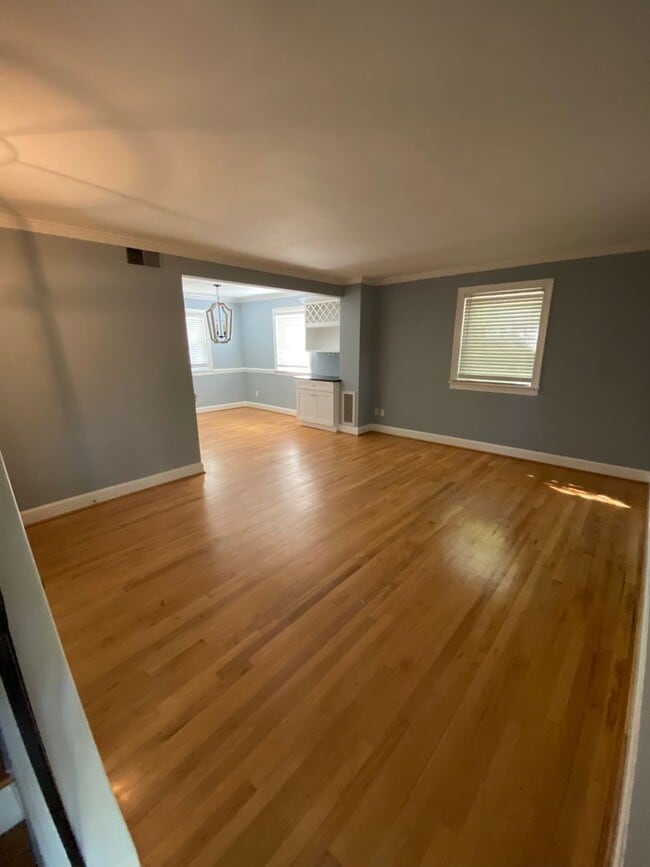 Building Photo - 1068 Nichols Dr