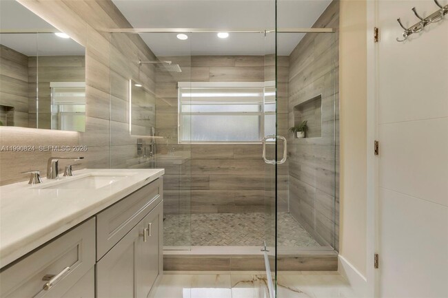 Building Photo - 10425 NW 48th Manor