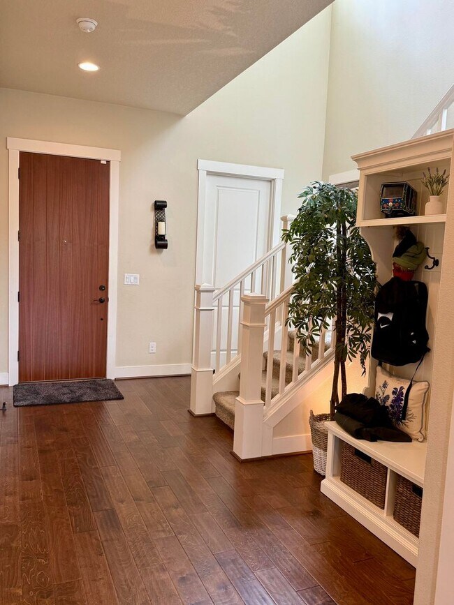 Building Photo - Spacious 4 BD Home with Private Backyard &...