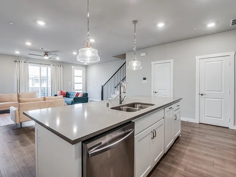 Building Photo - 870 Dulaney Ct