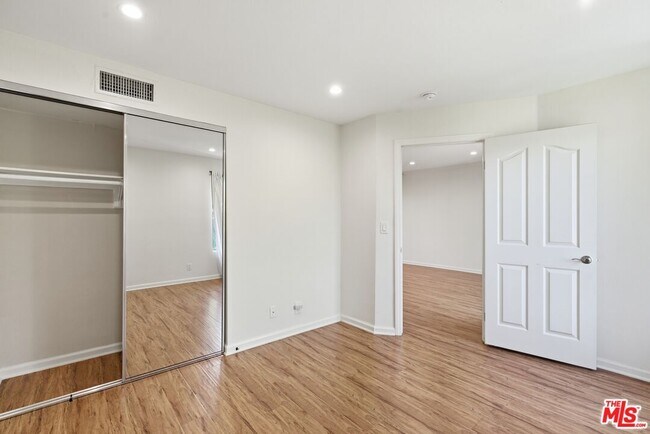 Building Photo - 5009 Woodman Ave