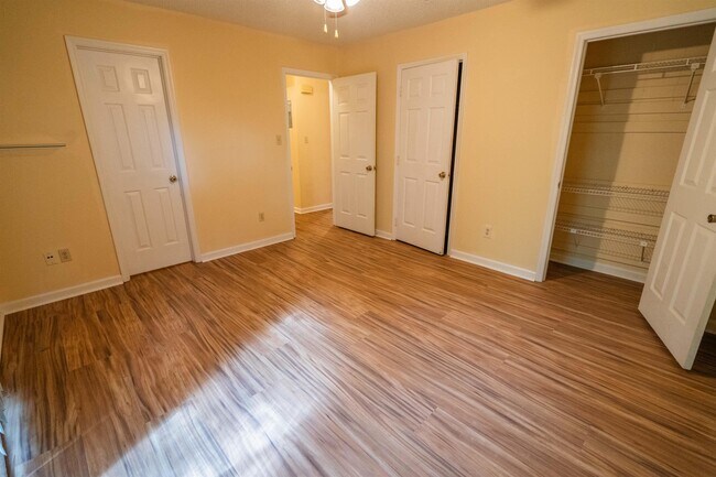 Building Photo - 1500 Twin Lakes Cir