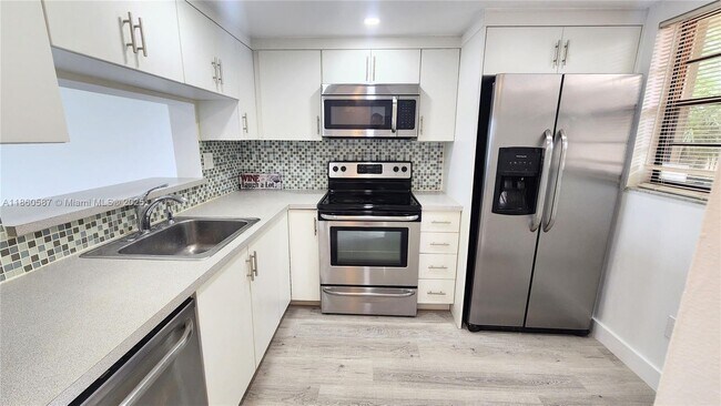 Building Photo - 10875 SW 112th Ave