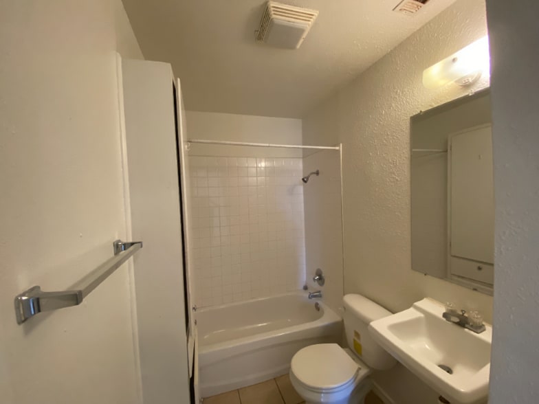 Building Photo - 533 S 56th St