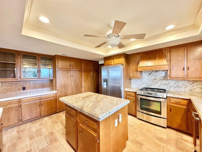 Building Photo - Beautiful Custom Home in Fallbrook, just m...