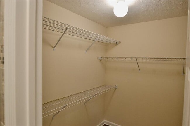 Building Photo - 911 Oakwood Dr