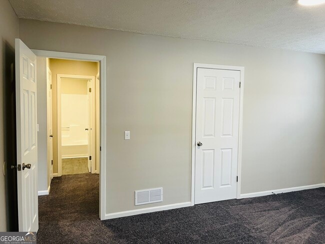 Building Photo - 1075 Eastview Rd NE