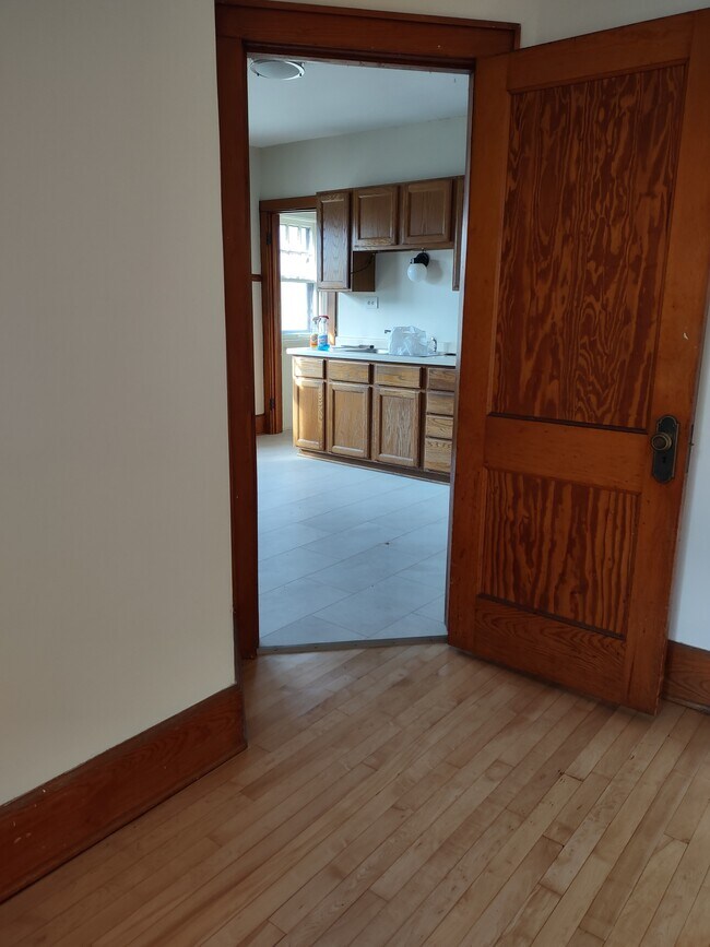 Back BR looking at kitchen - 2914 S Lenox St