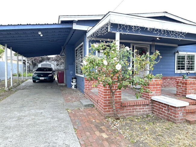 Building Photo - 574 Duboce Ave