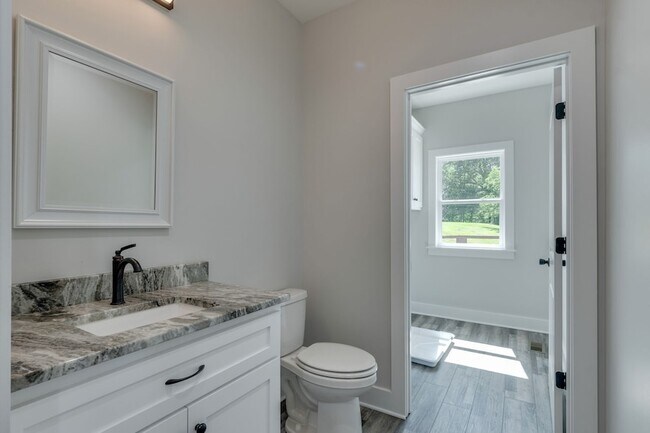 Building Photo - 37 Lakeview Dr