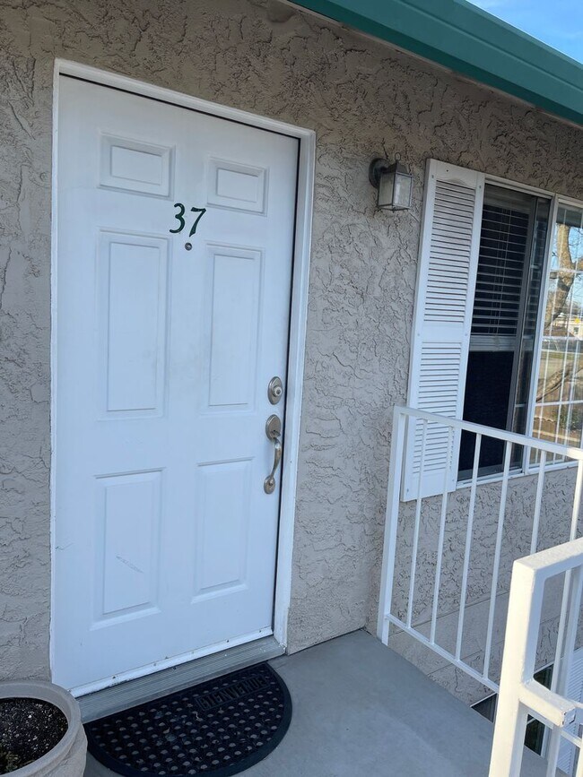 Building Photo - Chico 3 bed 2 bath Condo, Pool, Reserved Parking, upstair unit. newly refurbished