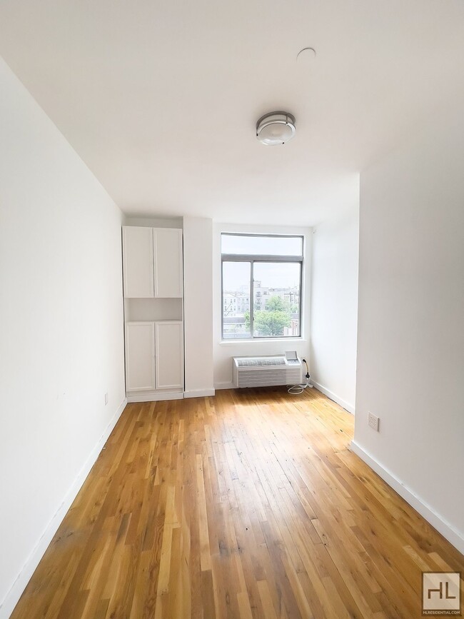 Building Photo - Sunlit Bushwick 2-Bed Plus a 3rd Room / Pr...