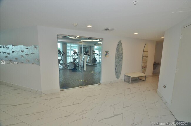 Building Photo - 480 NE 30th St