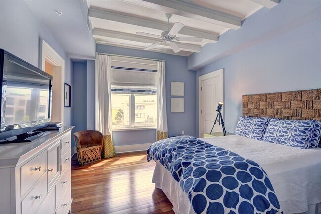 Building Photo - 10 Marina Dr